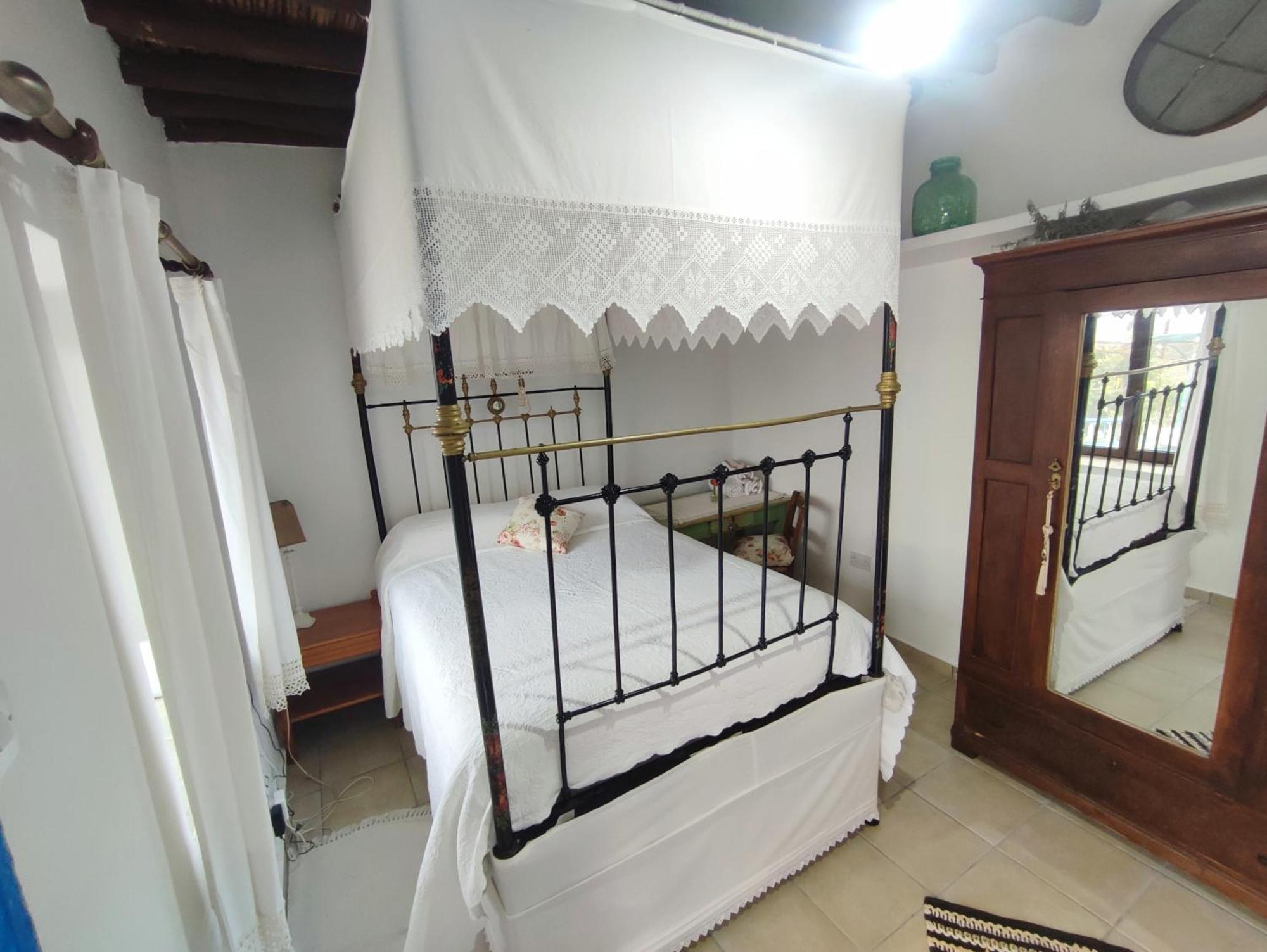 Faith'S Stone House Guest House Simou ภายนอก รูปภาพ